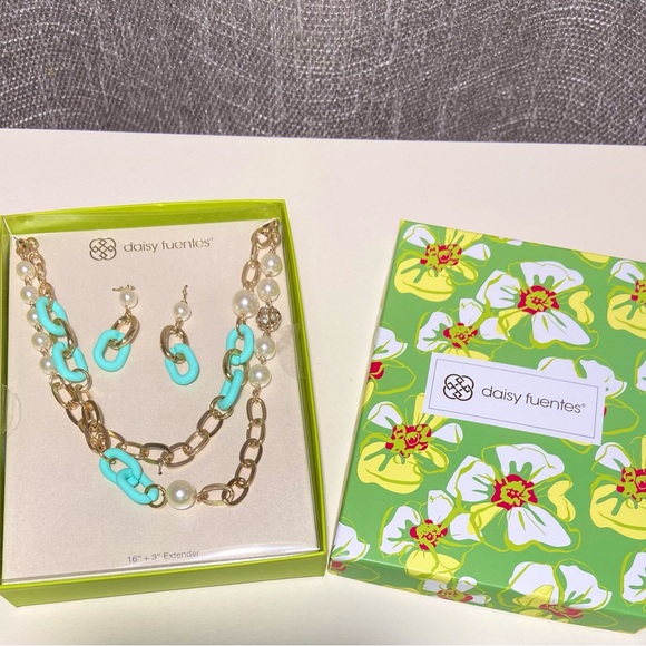 Daisy Fuentes Jewelry Gift Set - Picture 2 of 3